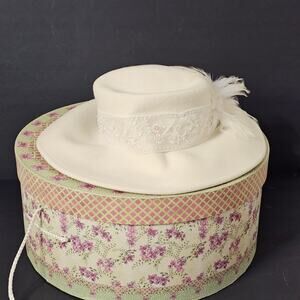 August Accessories Fine Millinery White Hat 100% Wool w/storage Box Size M